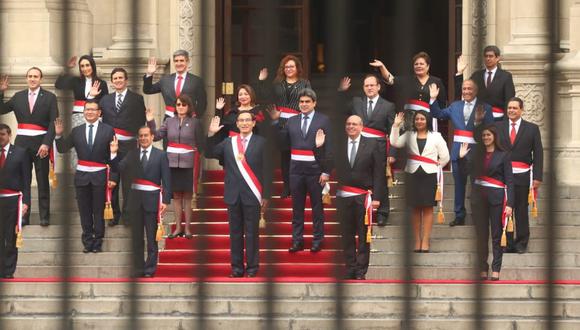 Foto oficial del nuevo gabinete ministerial junto al presidente Martín Vizcarra. (Foto: Alessandro Currarino)