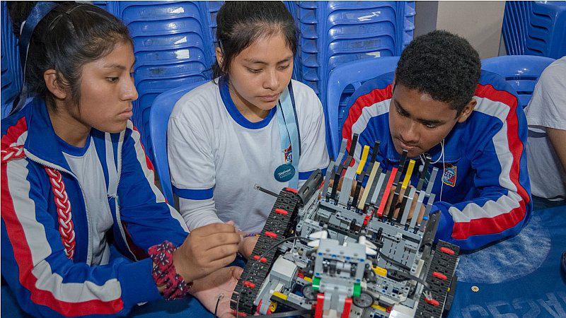 Alumnos del colegio de Villa El Salvador crean robot recolector de basura (VIDEO)