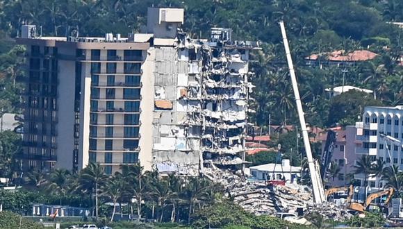 Se ven grúas en un edificio parcialmente derrumbado en Surfside, Florida, al norte de Miami Beach, el 27 de junio de 2021. (CHANDAN KHANNA / AFP)