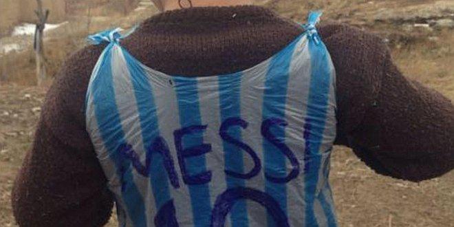 Niño afgano famoso con camiseta de Messi pide asilo en Pakistán por amenazas