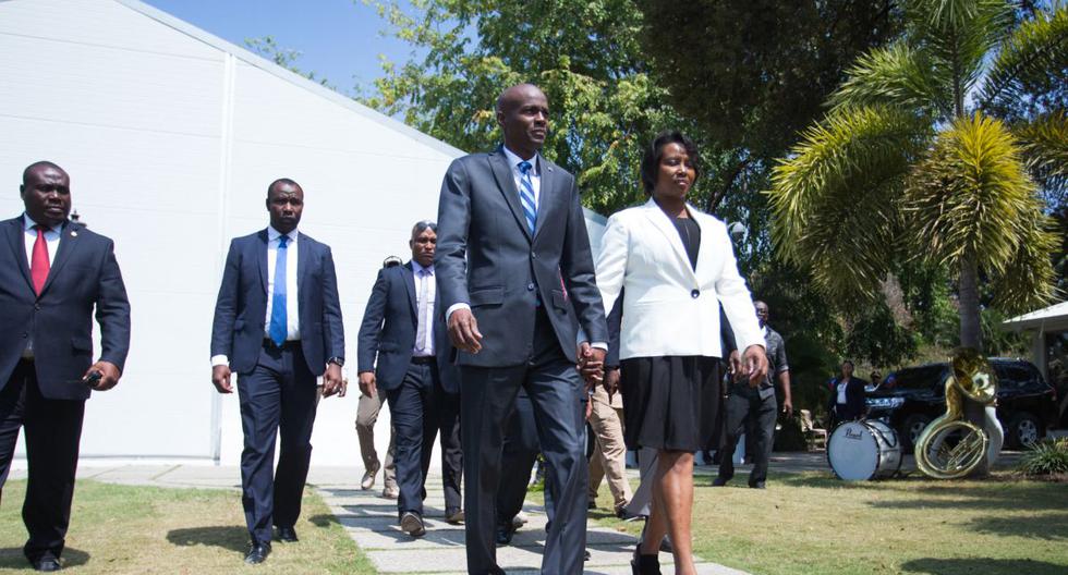 El presidente haitiano Jovenel Moise (al centro) y la primera dama Martine Moise llegan para una ceremonia en Puerto Príncipe, el 24 de febrero de 2017. (Pierre Michel Jean / AFP).
