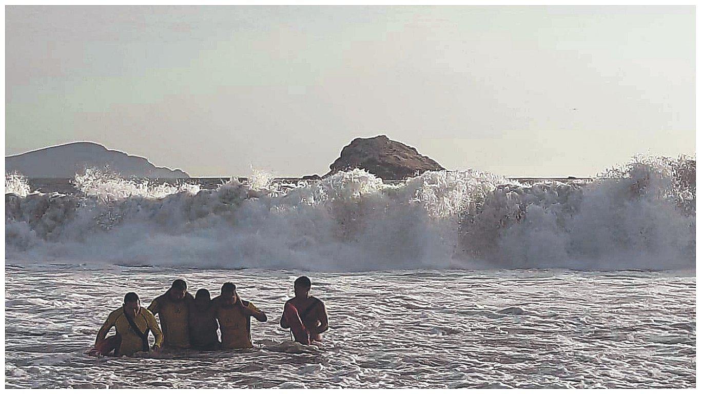 Niño es rescatado de playa Atahualpa 