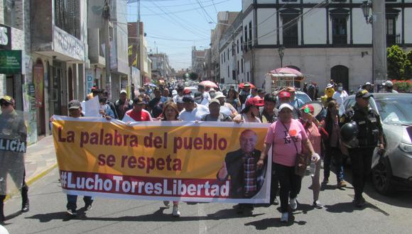 Cientos de personas salieron a la calles en respaldo de gobernador electo de Tacna