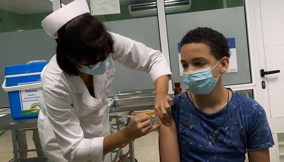 La vacunación es importante para evitar las formas graves del covid en menores (Foto: AFP).