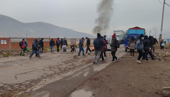 Pequeños grupos de piquetes de huelga bloquearon los accesos de las salidas hacia Arequipa, Puno, Huancané y otros. (Foto: Feliciano Gutiérrez)