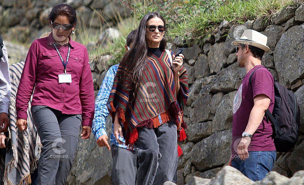 Vea a la increíble Demi Moore paseando por Machu Picchu (VIDEO)