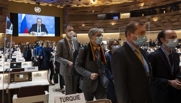 Embajadores y diplomáticos salen mientras el ministro de Relaciones Exteriores de Rusia, Sergei Lavrov (en la pantalla), se dirige con un mensaje de video pregrabado en la 49ª sesión del Consejo de Derechos Humanos de la ONU. (Foto: SALVATORE DI NOLFI / POOL / AFP)