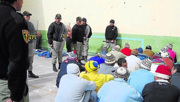 Policia del INPE decomisa celulares en celdas del penal La Capilla de Juliaca