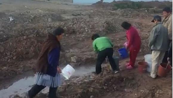 Ante falta de agua decenas de pobladores recogen el líquido elemento de un charco (VIDEO)