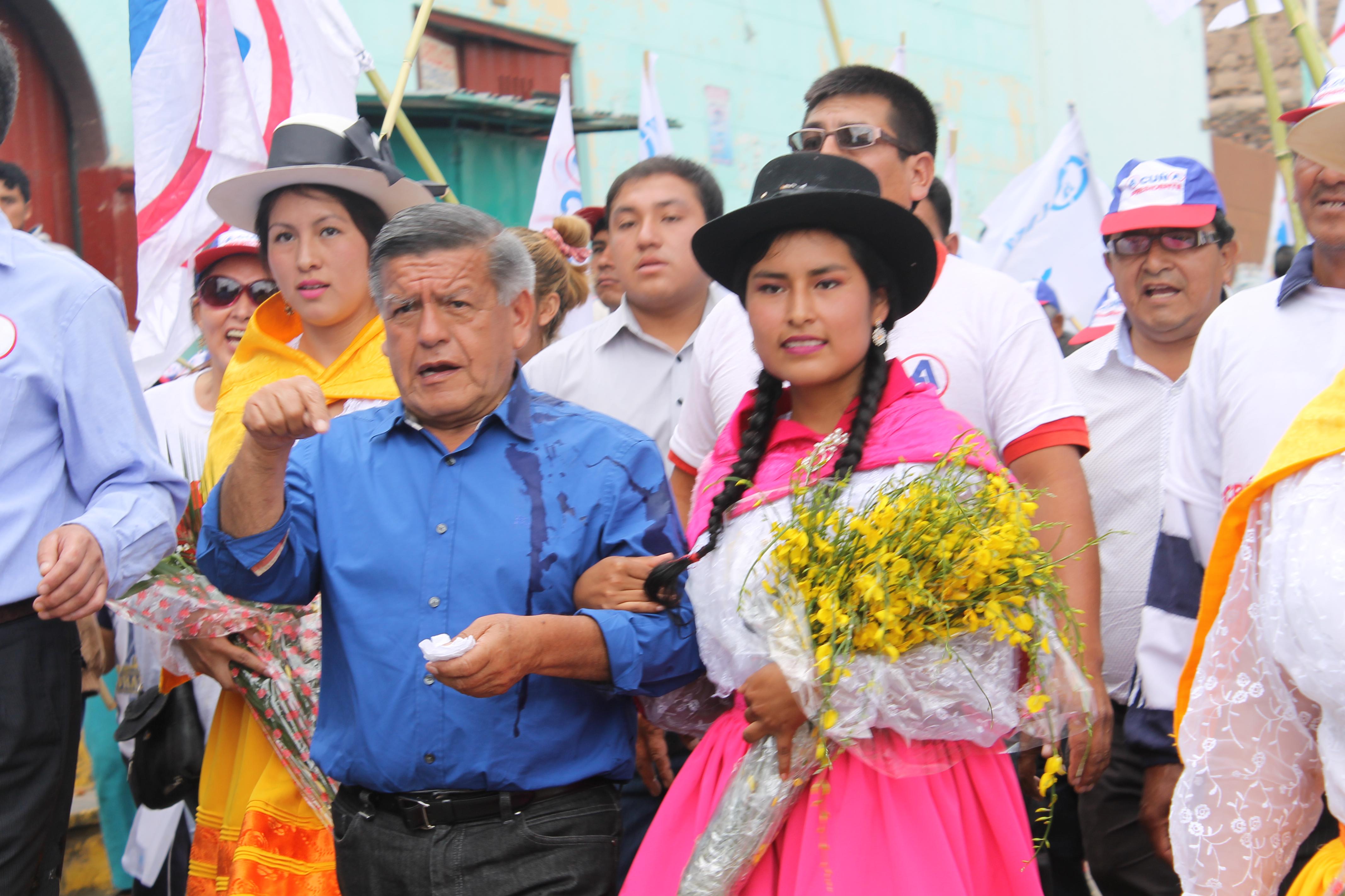 Atacan con huevos a César Acuña en Huanta