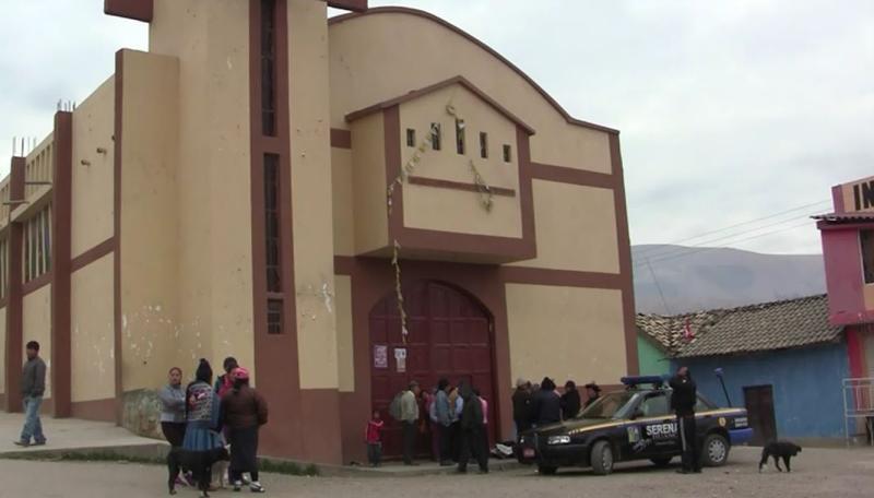 Hombre se cae y muere al frente de capilla 