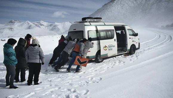 Bloqueo de vías y poblados aislados por nevadas en la zona andina 