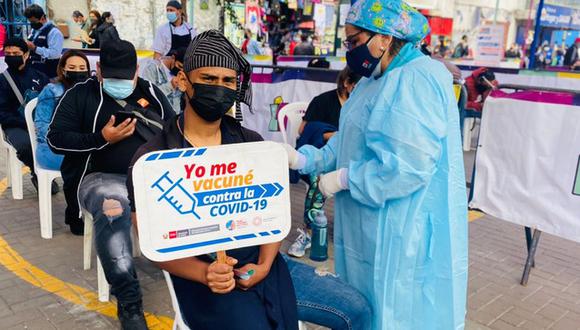 La Diris Lima Centro vacunará contra el COVID-19 a comerciantes, ayudantes, estibadores, clientes y transeúntes de Gamarra hasta este jueves 30 como parte de la estrategia ‘Vamos a tu encuentro, ¡Vacúnate ya!’.