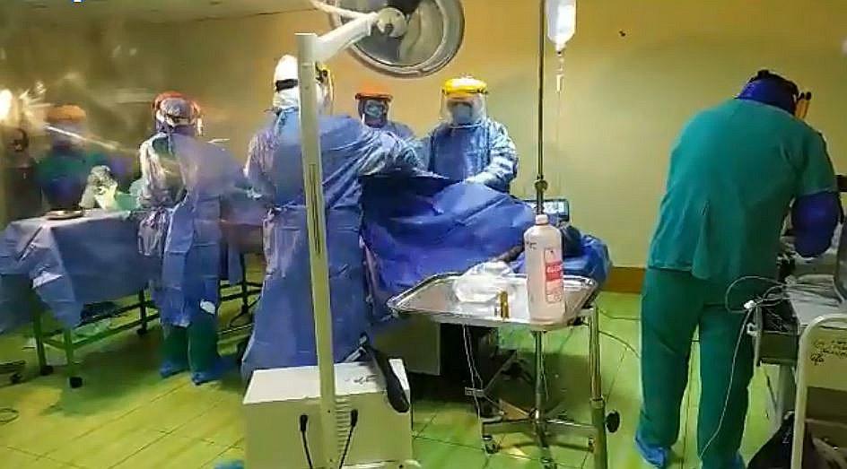Huancayo: Realizan cesárea a paciente diagnosticada con COVID- 19 (VIDEO)
