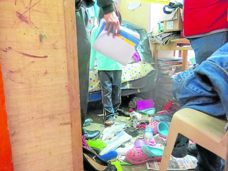 Mujer pelea con pareja y abandona encerrados a sus hijos (VIDEO)