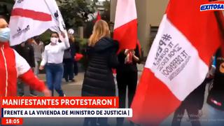Aníbal Torres: grupo de personas protestó en exteriores de la casa del ministro de Justicia 