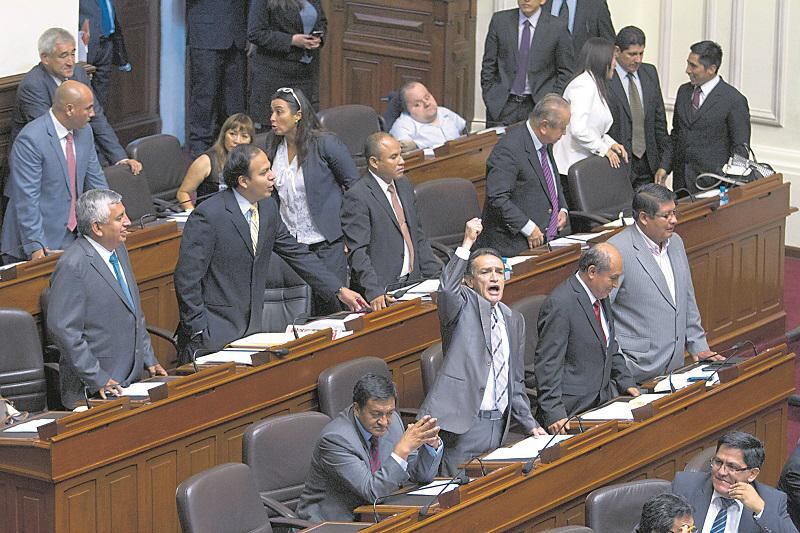 El fujimorismo se enfrenta a Villarán por Vladimiro Huaroc 