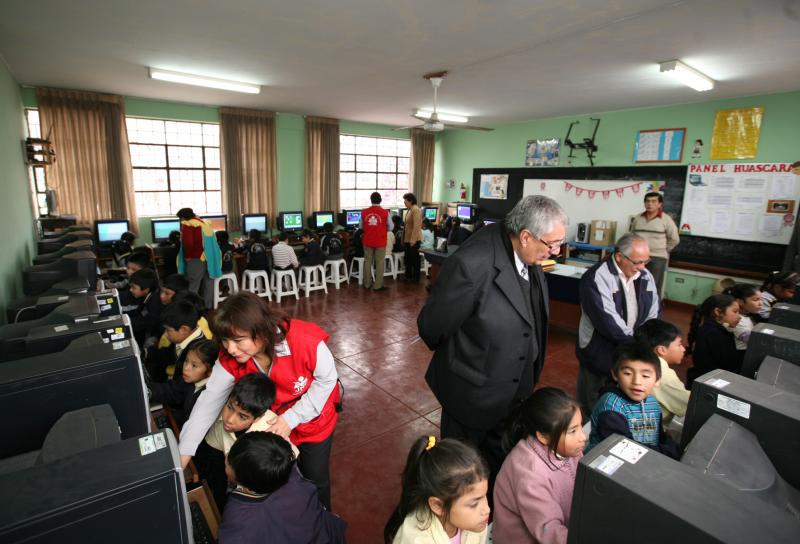 JNE dona equipos de cómputo a colegio de extrema pobreza