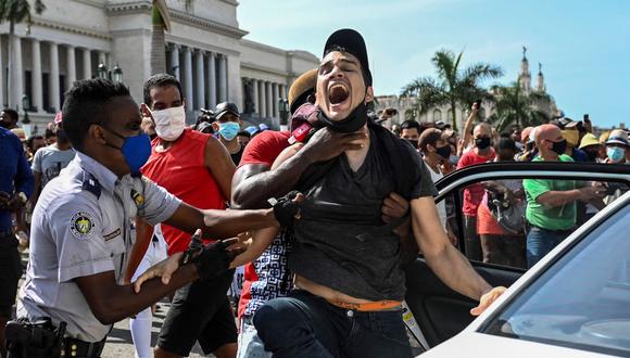Un hombre es arrestado durante una manifestación contra el gobierno del presidente de Cuba Miguel Díaz-Canel en La Habana, el 11 de julio de 2021. (Foto de YAMIL LAGE / AFP).