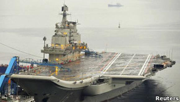 China presenta su primer portaaviones en medio de tensiones con Japón