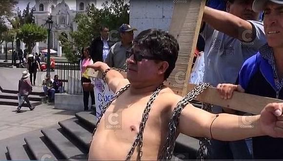 Poder Judicial: trabajadores de Arequipa se desangran y crucifican (VIDEO)