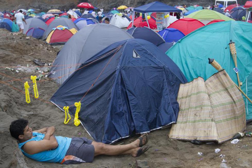 Miles recibieron el 2014 en playas (FOTOS)