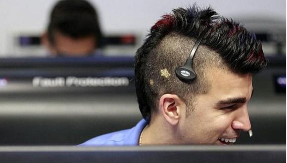 Ingeniero de la NASA es celebridad en Internet por su peinado 