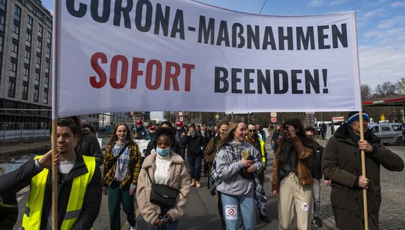 Manifestantes antivacunas muestran una pancarta que dice: "¡Pongamos fin a las medidas de bloqueo ahora!" durante una protesta en Berlín el 28 de marzo de 2021, en medio de la pandemia del Covid-19. (Foto: John MACDOUGALL / AFP)