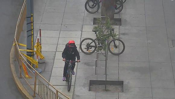 La presunta ladrona cuando emprende la marcha con una bicicleta robada. Las cámaras de seguridad la captaron cuando cortó la cadena de seguridad con una cizaya. (Foto: Municipalidad de Lima)