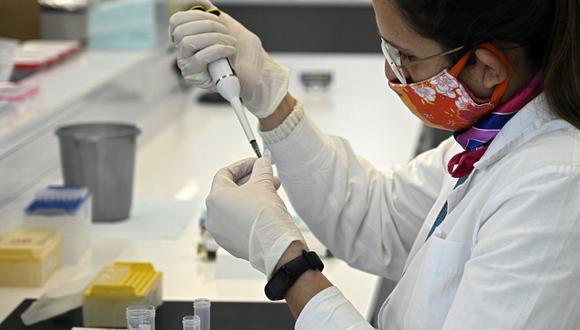 Una investigadora trabaja en una vacuna candidata contra el COVID-19. (Foto: JUAN MABROMATA / AFP)