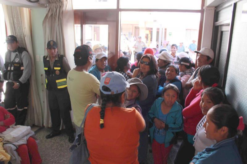 Padres de colegio M. Urquieta vuelven a protestar