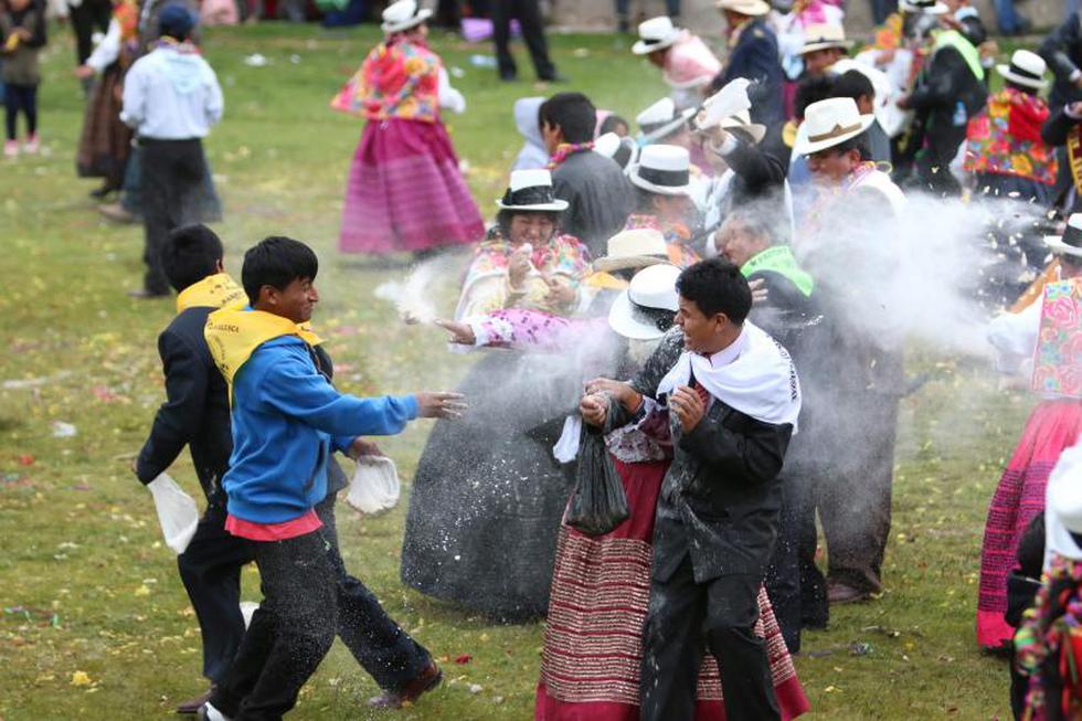 Vea la singular batalla de las Flores en Paccha (FOTOS)