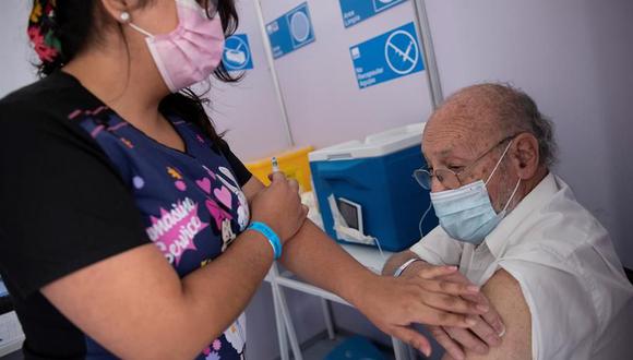 EsSalud prepara detalles para vacunación de adultos mayores. (Foto: EFE/Alberto Valdés/referencial).
