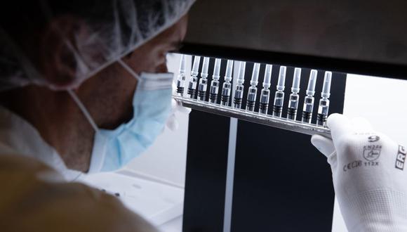 Los esfuerzos por la búsqueda de la vacuna contra el COVID-19 continúan, por lo que los científicos no bajan la guardia (Foto referencial: AFP)
