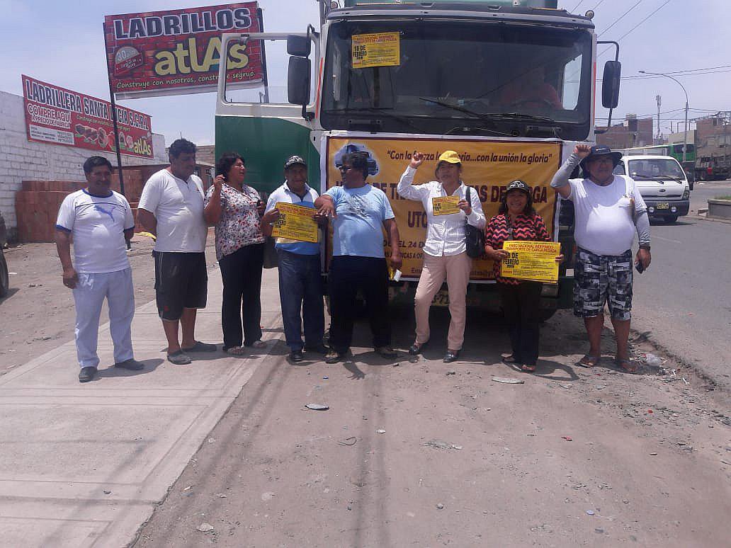 Transportistas de carga pesada mantienen la paralización