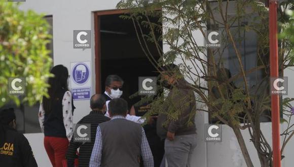 Los agentes de la Policía Anticorrupción y Fiscalía llegaron a la sede del gobierno regional. (Foto: Correo)