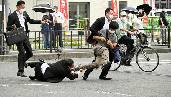 El sospechoso de dispararle al ex primer ministro japonés Shinzo Abe siendo derribado por la policía en la estación Yamato Saidaiji en la ciudad de Nara el 8 de julio de 2022. (Foto: ASAHI SHIMBUN / AFP)