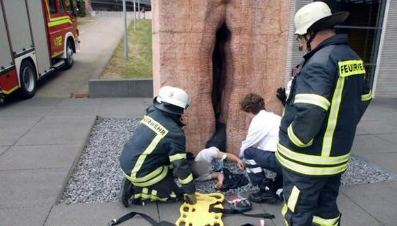 Bomberos tuvieron que rescatar a joven atrapado en escultura de vagina