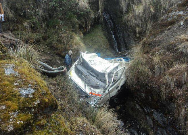 Camión cae a abismo en Sandia y deja 8 heridos