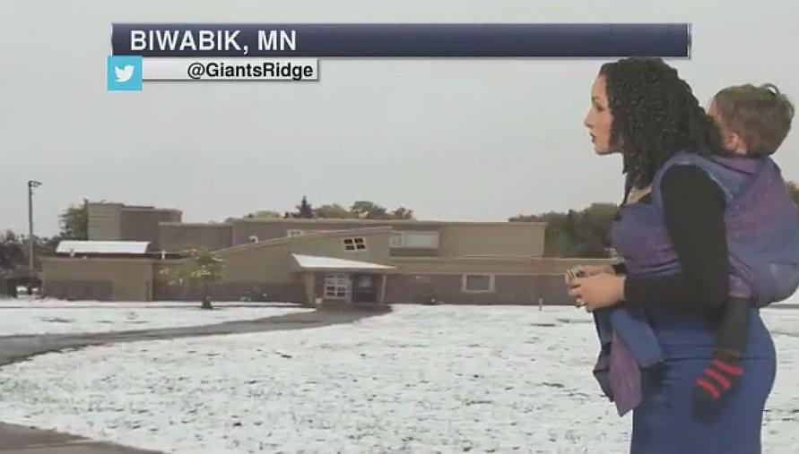 Presentadora del clima se vuelve viral al cargar a su hijo mientras emitía en vivo (VIDEO)