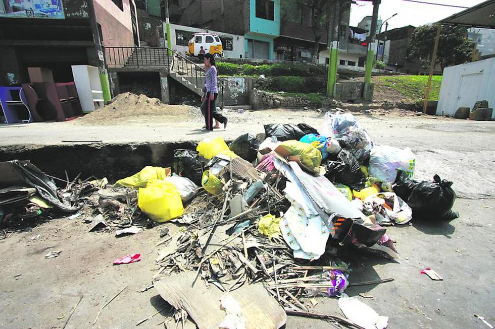 Cerros de basura invaden diversas calles de Comas 