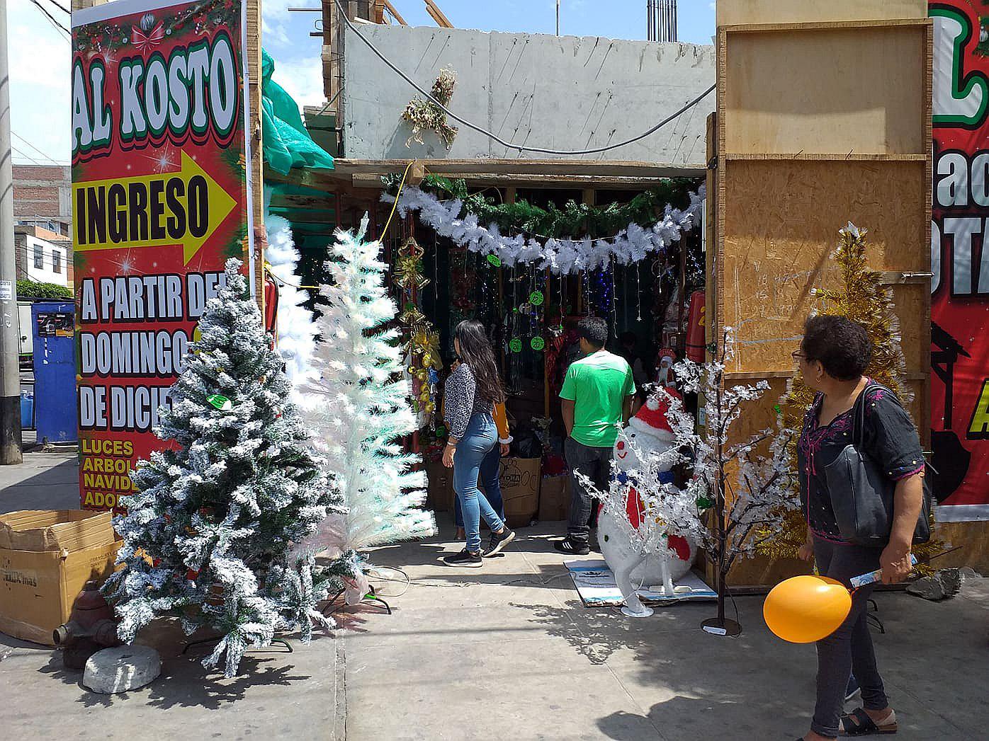 Clausuran negocio de artículos navideños  que operaba en edificio en construccón