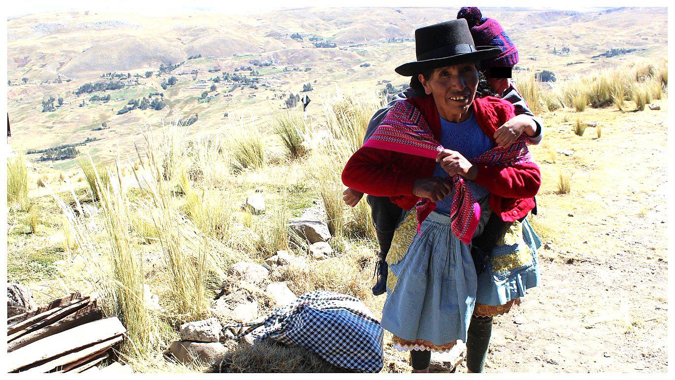 Mujer carga a su hijo de 14 años para que reciba atención médica