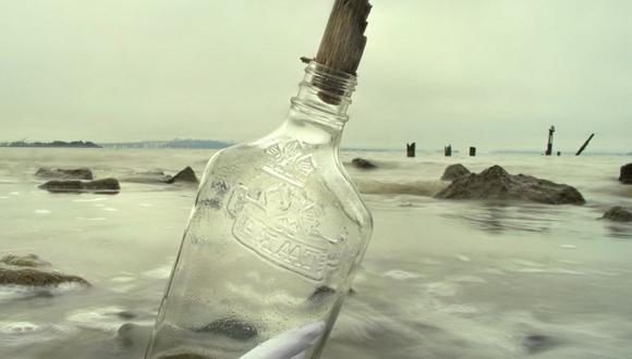Pintora francesa halla en playa botella lanzada por artista de EEUU en 2013