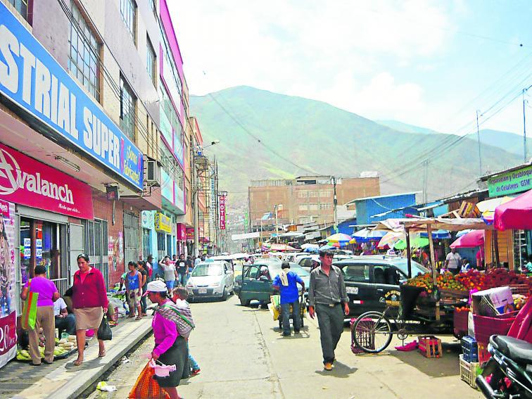 Caos vehicular por el mercado Modelo