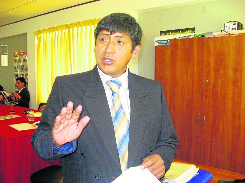 Exconsejor Campos no deja en paz a Picón