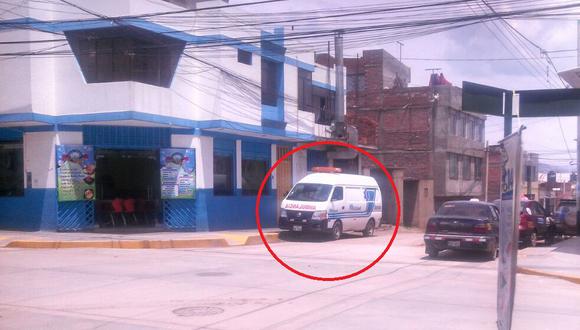 ​Desde WhatsApp: ¿Qué hace ambulancia estacionada fuera de un restaurante?