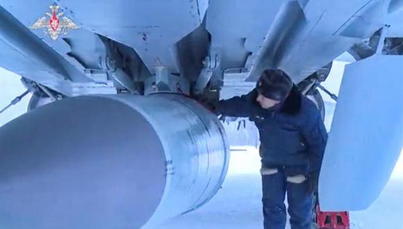 Un militar ruso examina misiles hipersónicos Kinzhal antes de un vuelo del avión de combate MiG-31K durante los ejercicios de las fuerzas de disuasión estratégicas rusas en Rusia, 19 de febrero de 2022. (Foto: EFE/EPA/SERVICIO DE PRENSA DEL MINISTERIO DE DEFENSA DE RUSIA)