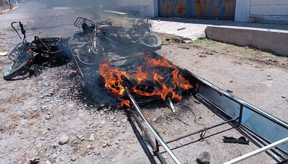 Los bienes fueron quemados frente al Ministerio Público. Puno. Foto/Difusión.