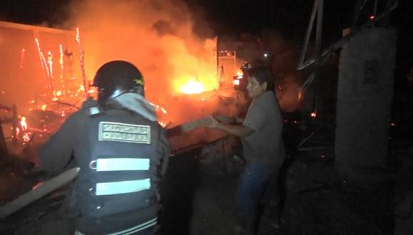 Nuevo Chimbote: Cortocircuito en poste incendia dos humildes viviendas